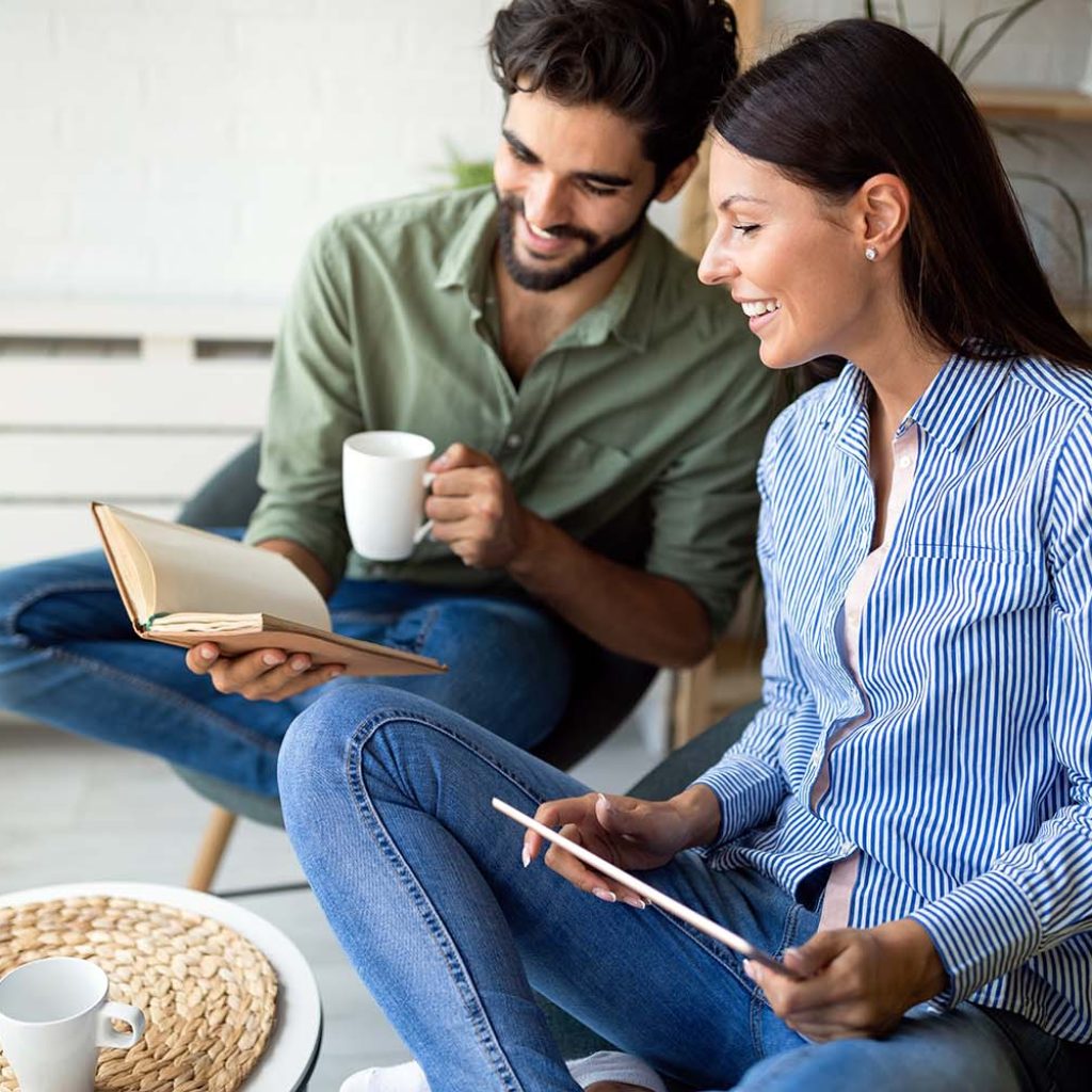 couple-is-deciding-if-a-book-or-ebook-is-better-MB9UACY.jpg
